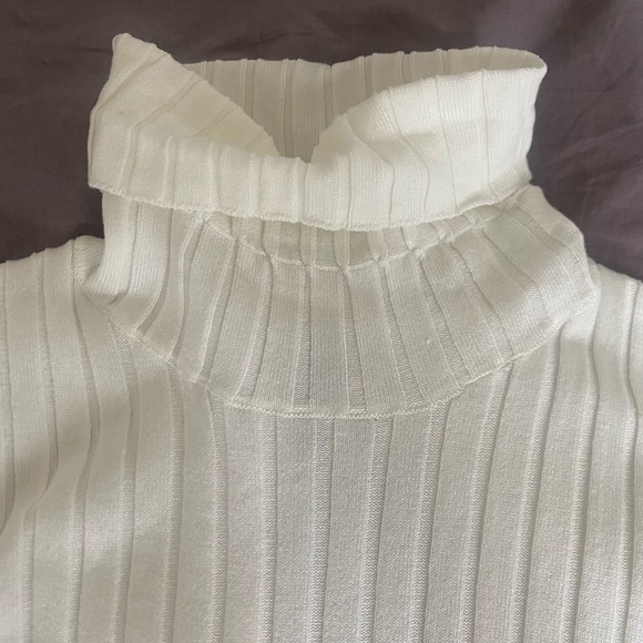 H&M cream turtleneck size small new with tags - Picture 2 of 5